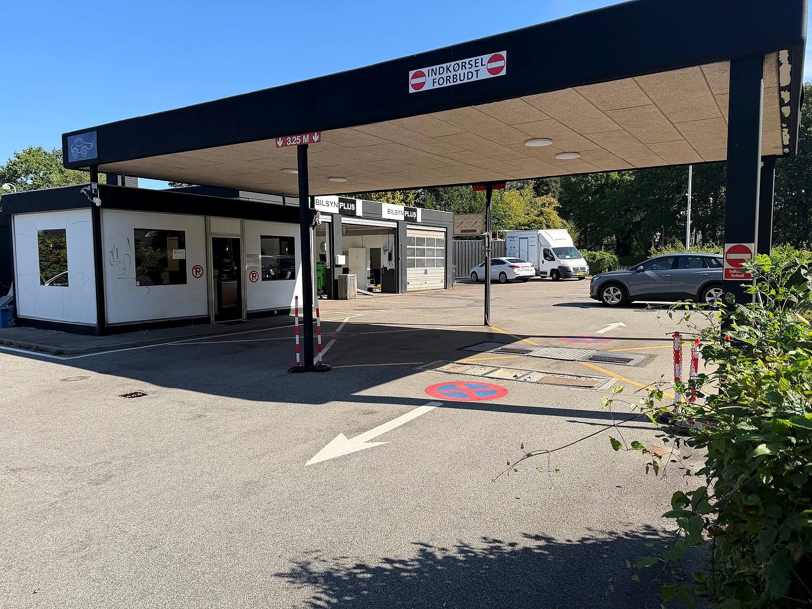Indkørslen til AutoBilSyn i Lyngby